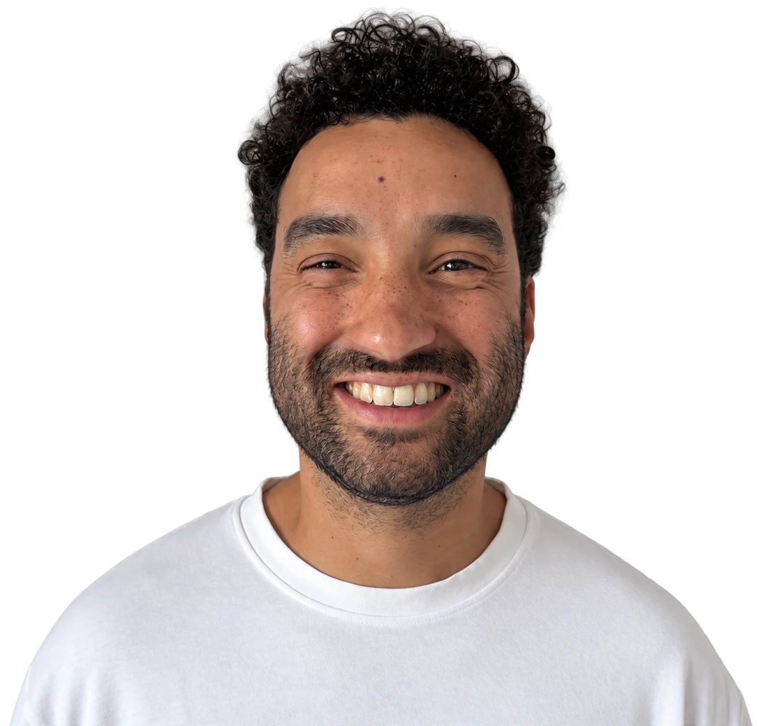 Quincy Janssen, freelance full-funnel specialist, met een brede glimlach