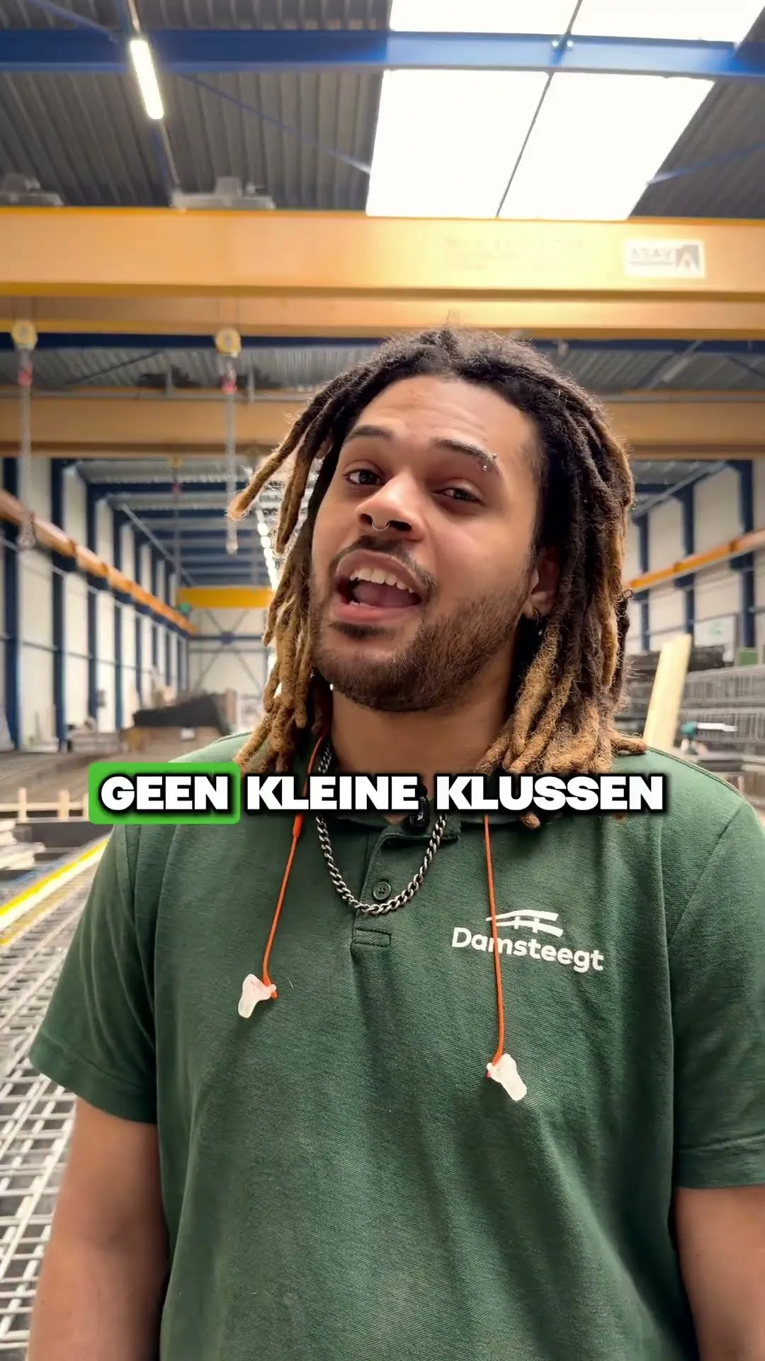 Beginbeeld van de video voor Damsteegt: een medewerker in een groen Damsteegt-shirt in een productiehal, met de tekst 'Geen kleine klussen'