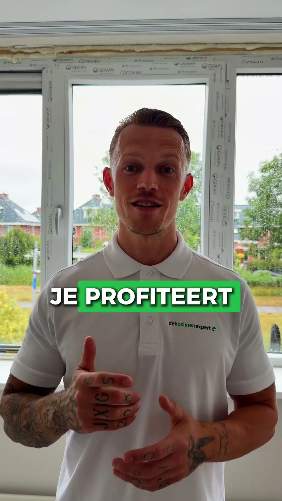 Beginbeeld van de video voor DeKozijnenExpert: een man in een witte polo van dekozijnenexpert voor kozijnen, met de tekst 'Je profiteert'