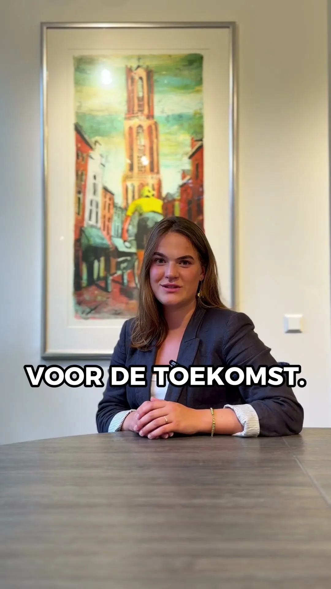 Beginbeeld van de video voor SDW Advocaten over letselschade: een vrouw aan tafel voor een schilderij van de Domtoren, met de tekst 'Voor de toekomst.'